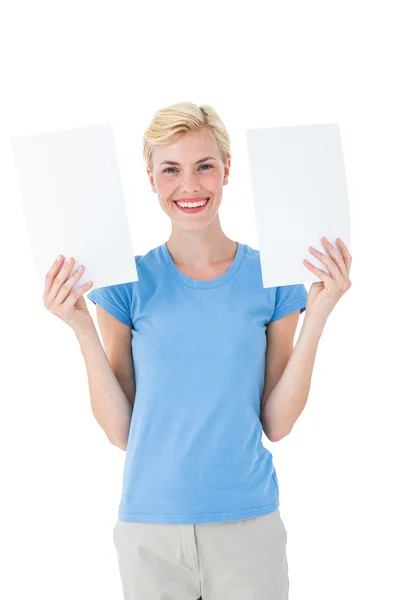 Mulher loira segurando folhas de papel — Fotografia de Stock