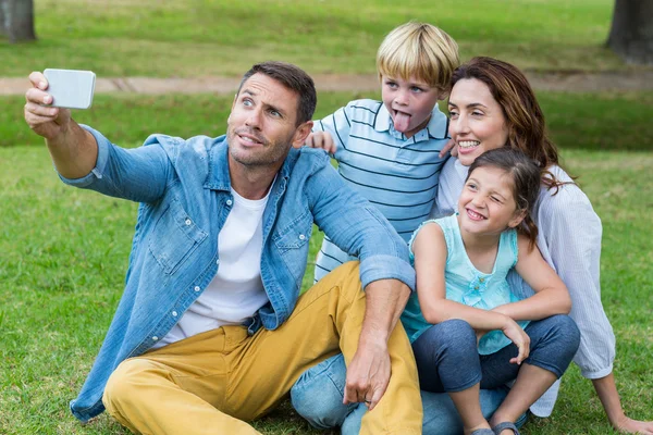 Familia feliz en el parque juntos — Foto de Stock