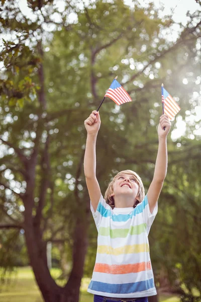 Ragazzo che tiene una bandiera americana — Foto Stock