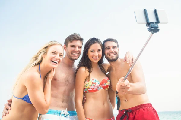 Przyjaciół, biorąc selfie na plaży — Zdjęcie stockowe