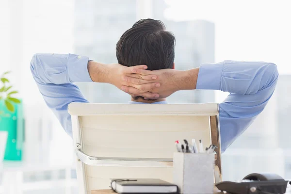 Empresário relaxante em sua cadeira — Fotografia de Stock