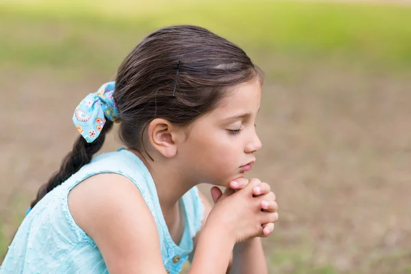 Bambina dicendo le sue preghiere — Foto Stock