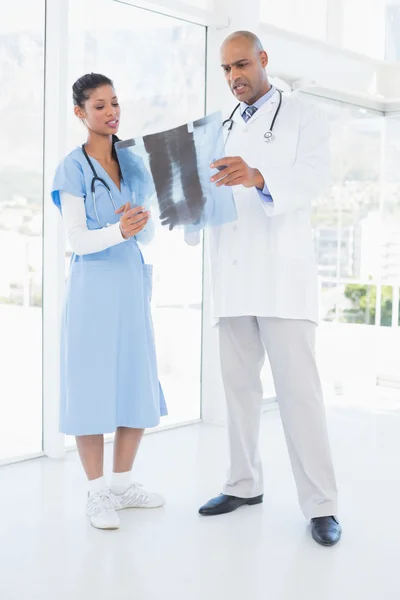 Médicos analisando juntos xray — Fotografia de Stock