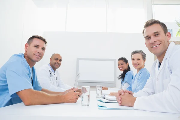 Team van artsen met een bijeenkomst — Stockfoto