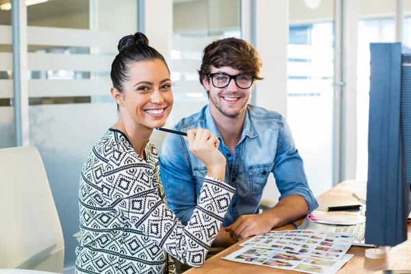 Diseñadores profesionales trabajando en fotos —  Fotos de Stock