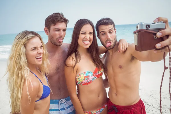 お友達のビーチで selfie を引き継ぐ — ストック写真