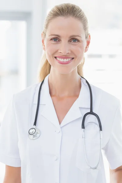 Kobieta lekarz w gabinecie lekarskim — Zdjęcie stockowe