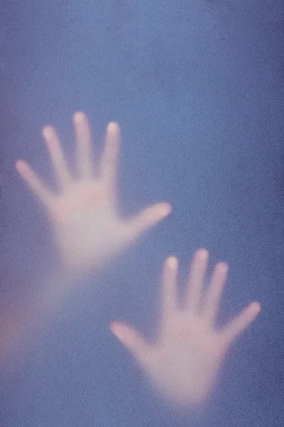 Ręce dotykając szkło matowe — Zdjęcie stockowe