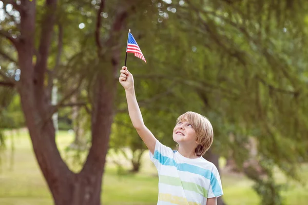 Menino segurando uma bandeira americana — Fotografia de Stock