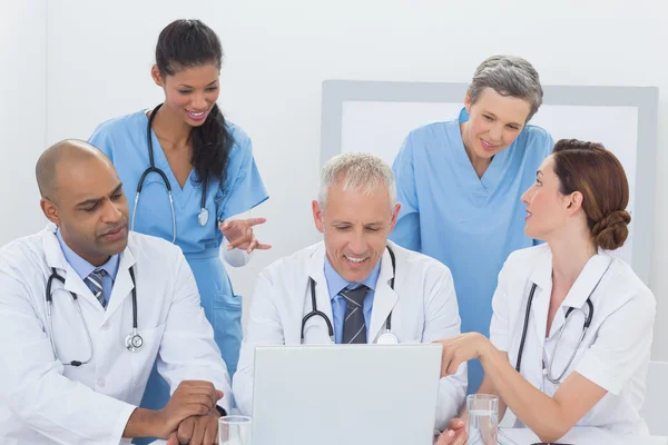 Team di medici che lavorano su laptop — Foto Stock