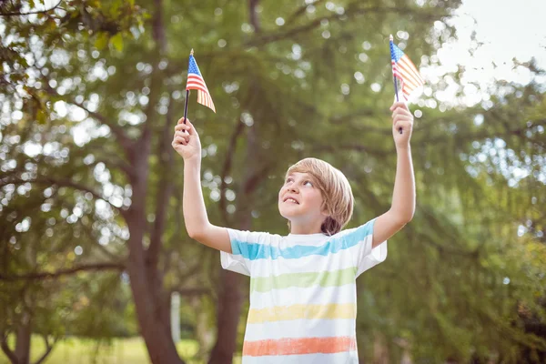 Niño sosteniendo una bandera americana — Foto de Stock