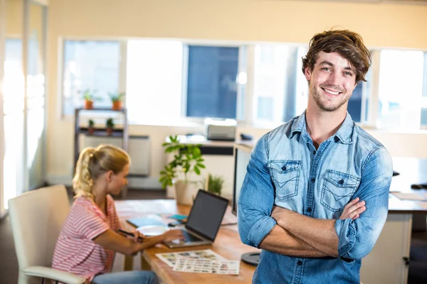 Hombre de negocios posando con su compañero detrás de él — Foto de Stock