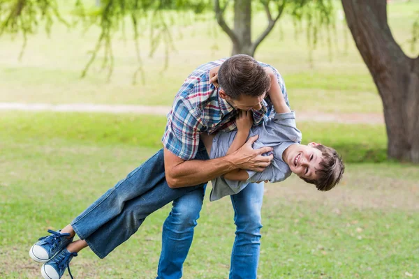 Vader en zoon plezier in park — Stockfoto