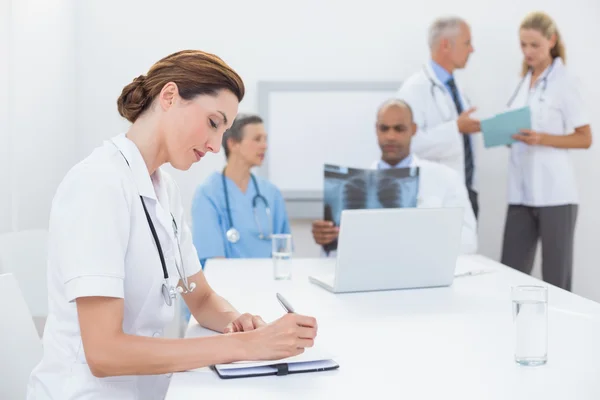 Team di medici che lavorano insieme — Foto Stock