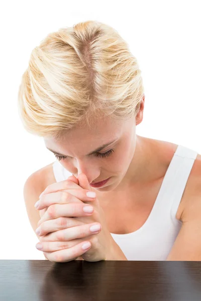 Hezká blondýnka žena se modlí — Stock fotografie