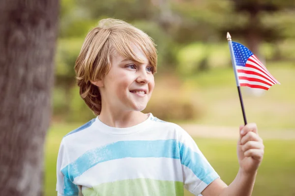 Pojken håller en amerikansk flagga — Stockfoto