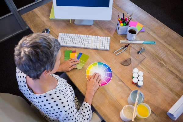 Случайная деловая женщина, работающая с цветовой картой — стоковое фото