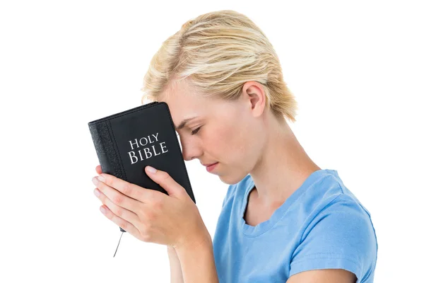 Blonde Frau mit der Bibel — Stockfoto