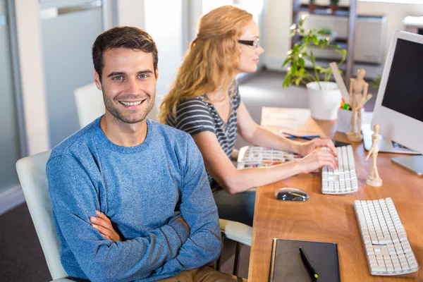 Partner sorridenti seduti insieme alla scrivania — Foto Stock