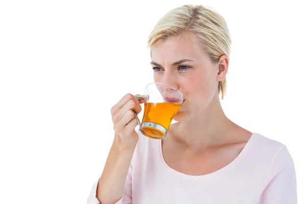 Aantrekkelijke blonde vrouw het drinken van thee — Stockfoto