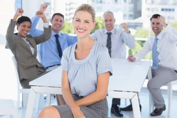 Mulher de negócios sorridente e sua equipe — Fotografia de Stock