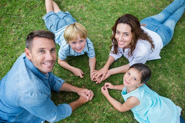 Lycklig familj i parken tillsammans — Stockfoto