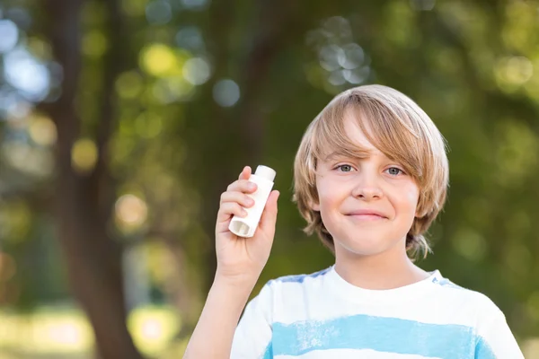 Μικρό αγόρι, χρησιμοποιώντας τη συσκευή εισπνοής — Φωτογραφία Αρχείου