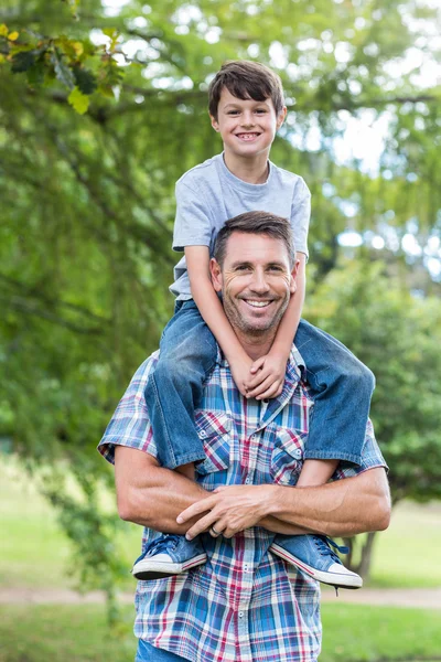 Vader en zoon plezier in park — Stockfoto