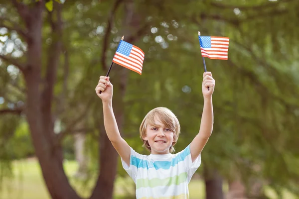 Jongen met een Amerikaanse vlag — Stockfoto