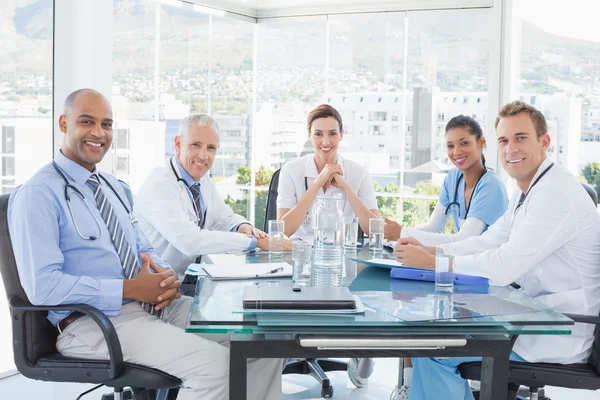 Team van artsen met bijeenkomst glimlachen — Stockfoto