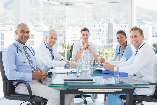 Équipe de médecins souriants ayant une réunion — Photo