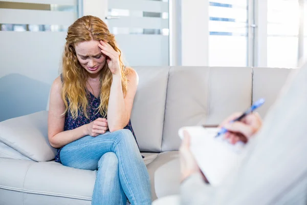 Психолог разговаривает со своим депрессивным пациентом — стоковое фото