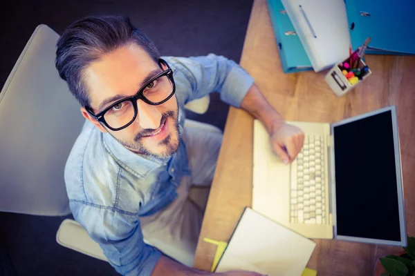 Designer lächelt in die Kamera — Stockfoto