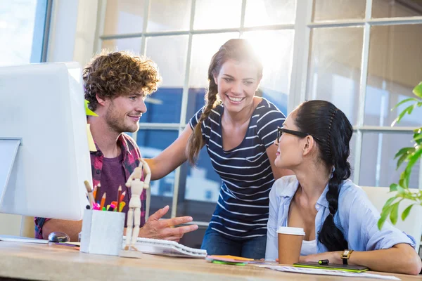 Socios sonrientes discutiendo juntos — Foto de Stock