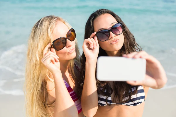 お友達のビーチで selfie を引き継ぐ — ストック写真