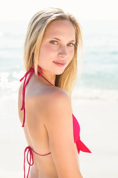 Blonde woman on sunny day at beach — Stock fotografie