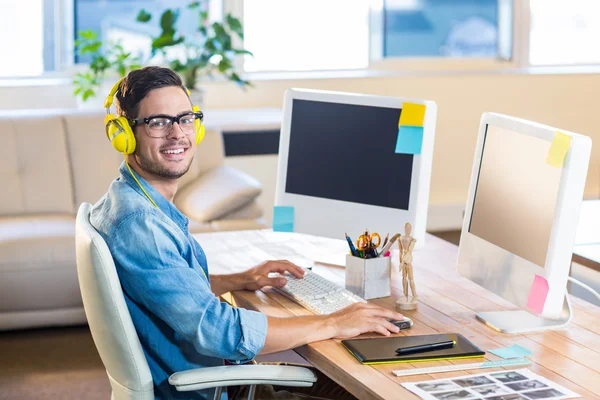 Casual businessman working at his desk — Stock Photo, Image
