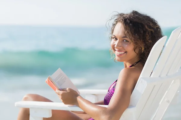 Brünette im badeanzug am strand — Stockfoto