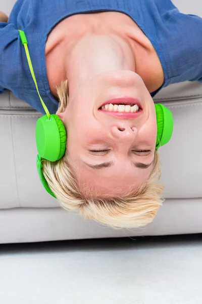 Woman listening music on couch — Stock Photo, Image