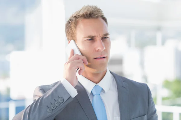 Pensativo hombre de negocios llamando por teléfono —  Fotos de Stock