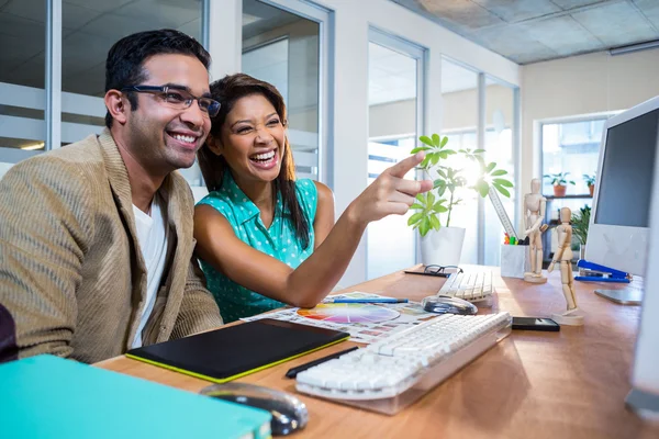 Compañeros felices riendo juntos —  Fotos de Stock