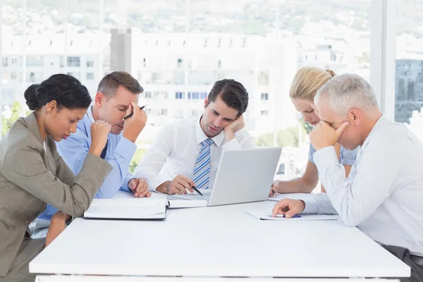 Konzentriertes Geschäftsteam arbeitet zusammen — Stockfoto