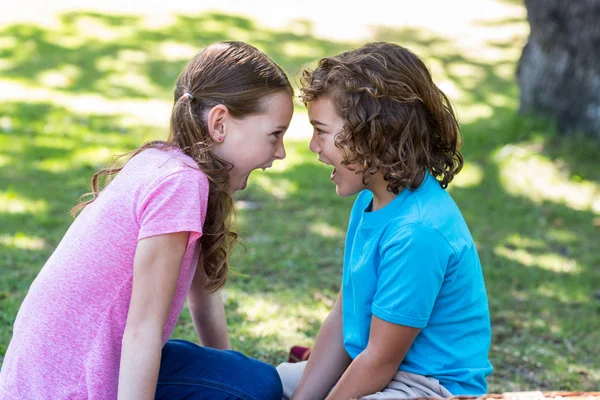 Kleine Geschwister machen vor der Kamera lustige Gesichter — Stockfoto