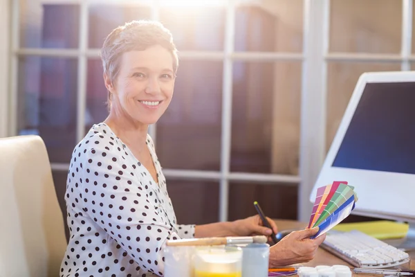 Mujer de negocios casual mirando la muestra de color y el dibujo con d —  Fotos de Stock