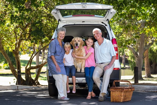 Avós em viagem de carro com netos — Fotografia de Stock