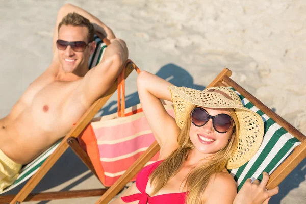 Couple relaxing at the beach — Stock Photo, Image