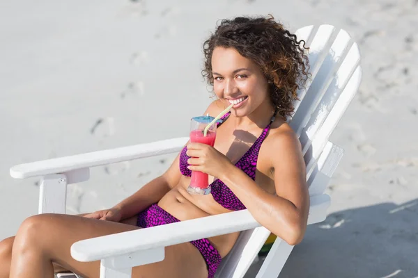 Brunett i baddräkt på stranden — Stockfoto