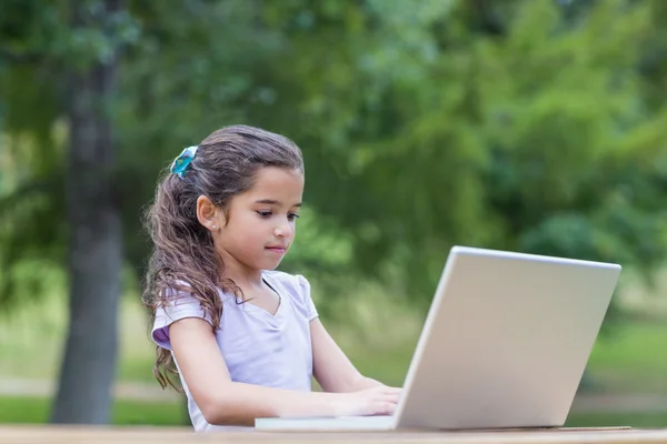 Küçük kız laptopunu kullanıyor. — Stok fotoğraf