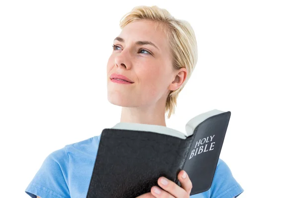 Ξανθιά γυναίκα ανάγνωση Βίβλων — Φωτογραφία Αρχείου