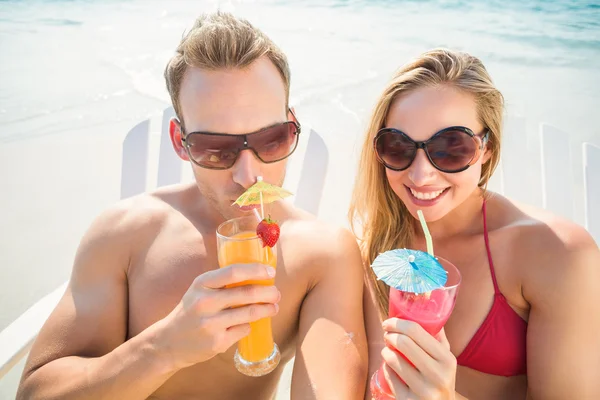 Couple drinking cocktails on beach — Φωτογραφία Αρχείου